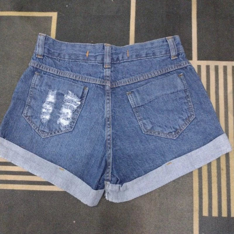 short jeans cintura alta botão encapado.