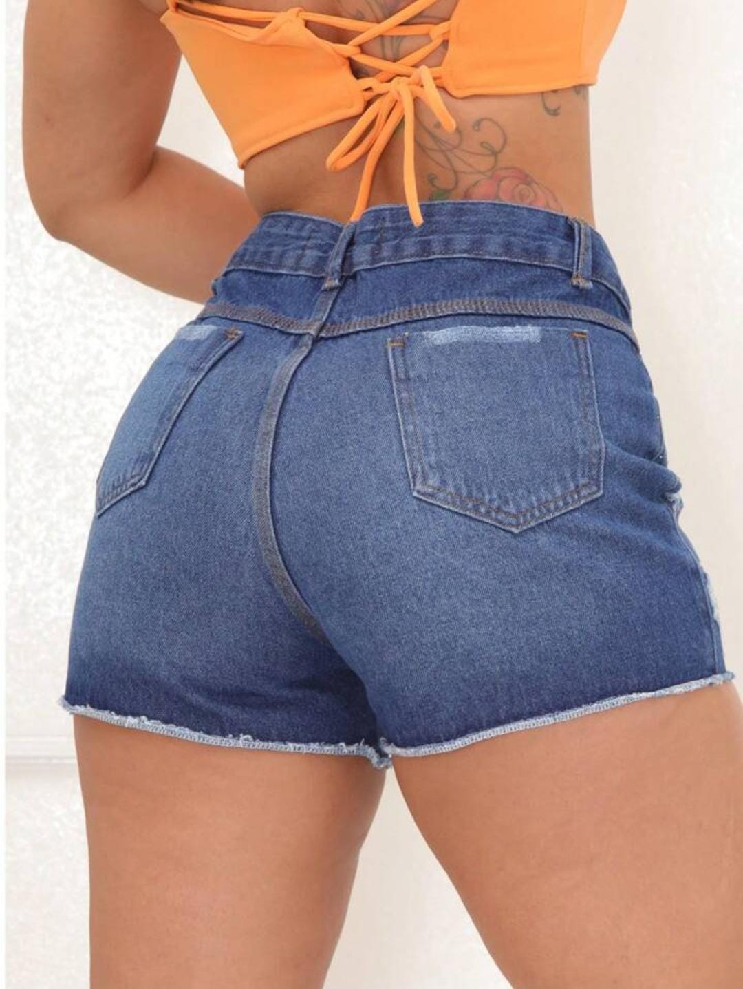 SHORTS JEANS FEMININO CINTURA ALTA COM APLIQUE DE BRILHO STRASS