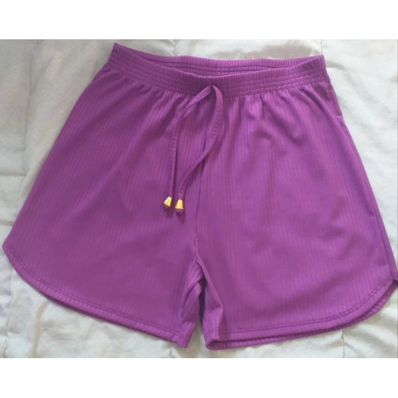 Women's Ribbed Knit Shorts With Elastic Adjustment At The Waist.