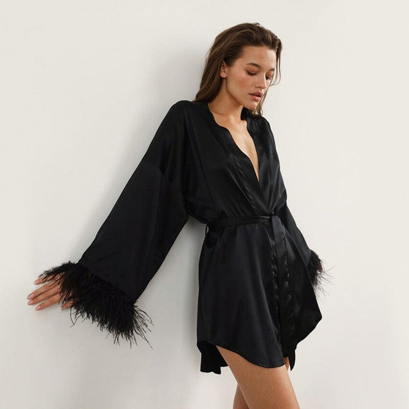 Robe Feminino Curto Cetim com Plumas